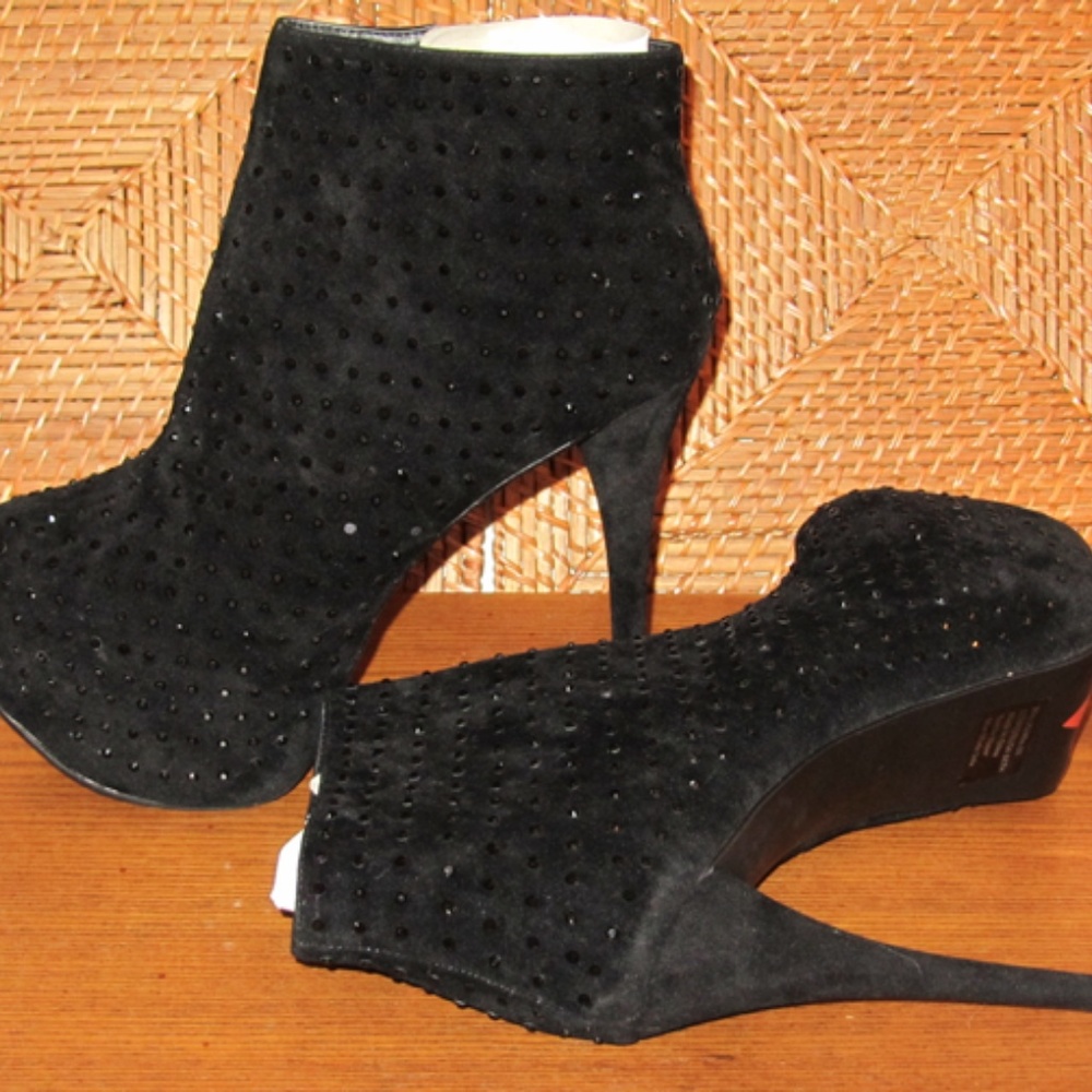 Luichiny Black Faux Suede Heels w/Black Stones